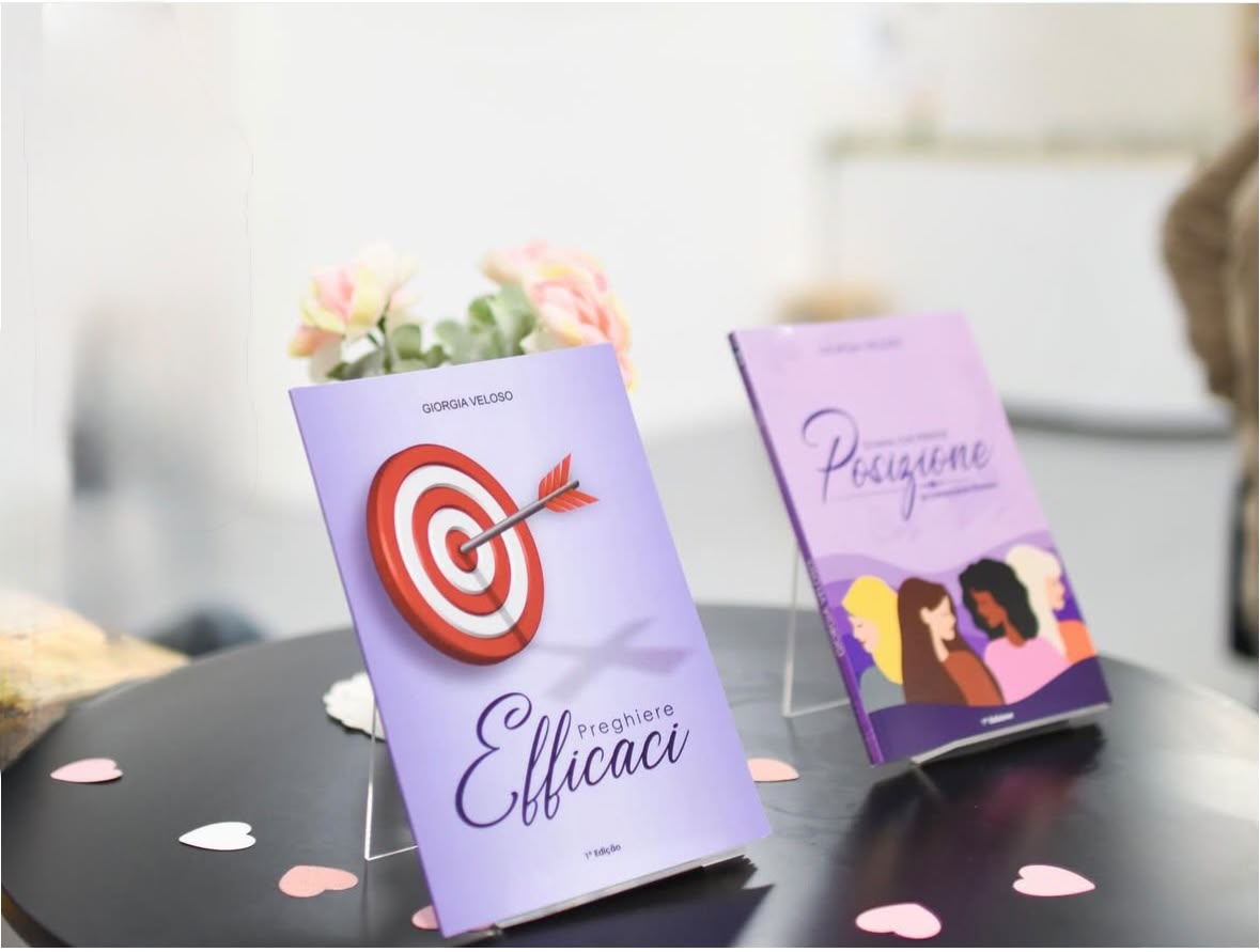 Livros de Giorgia Veloso expostos em um evento