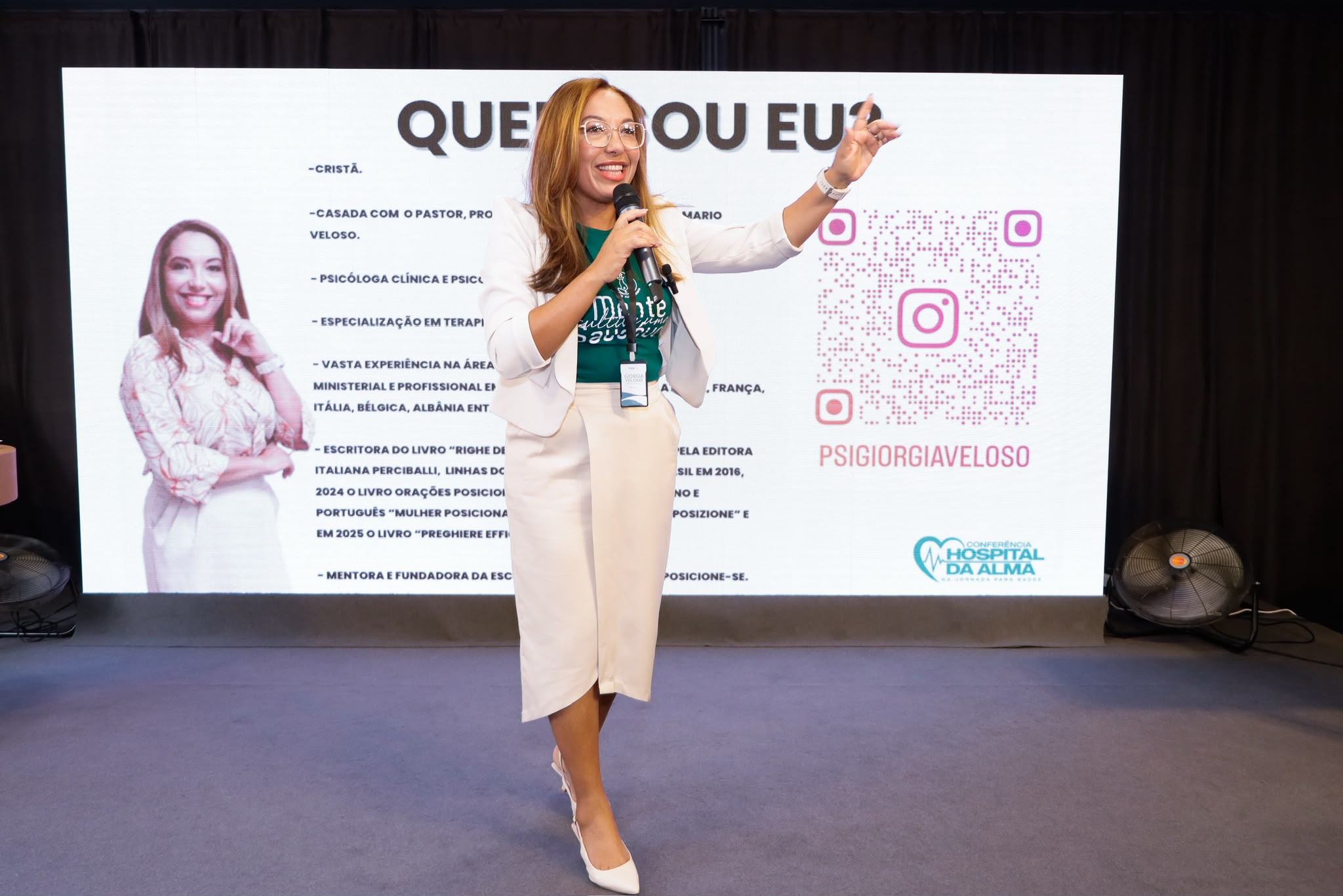 Giorgia Veloso falando para uma plateia em evento